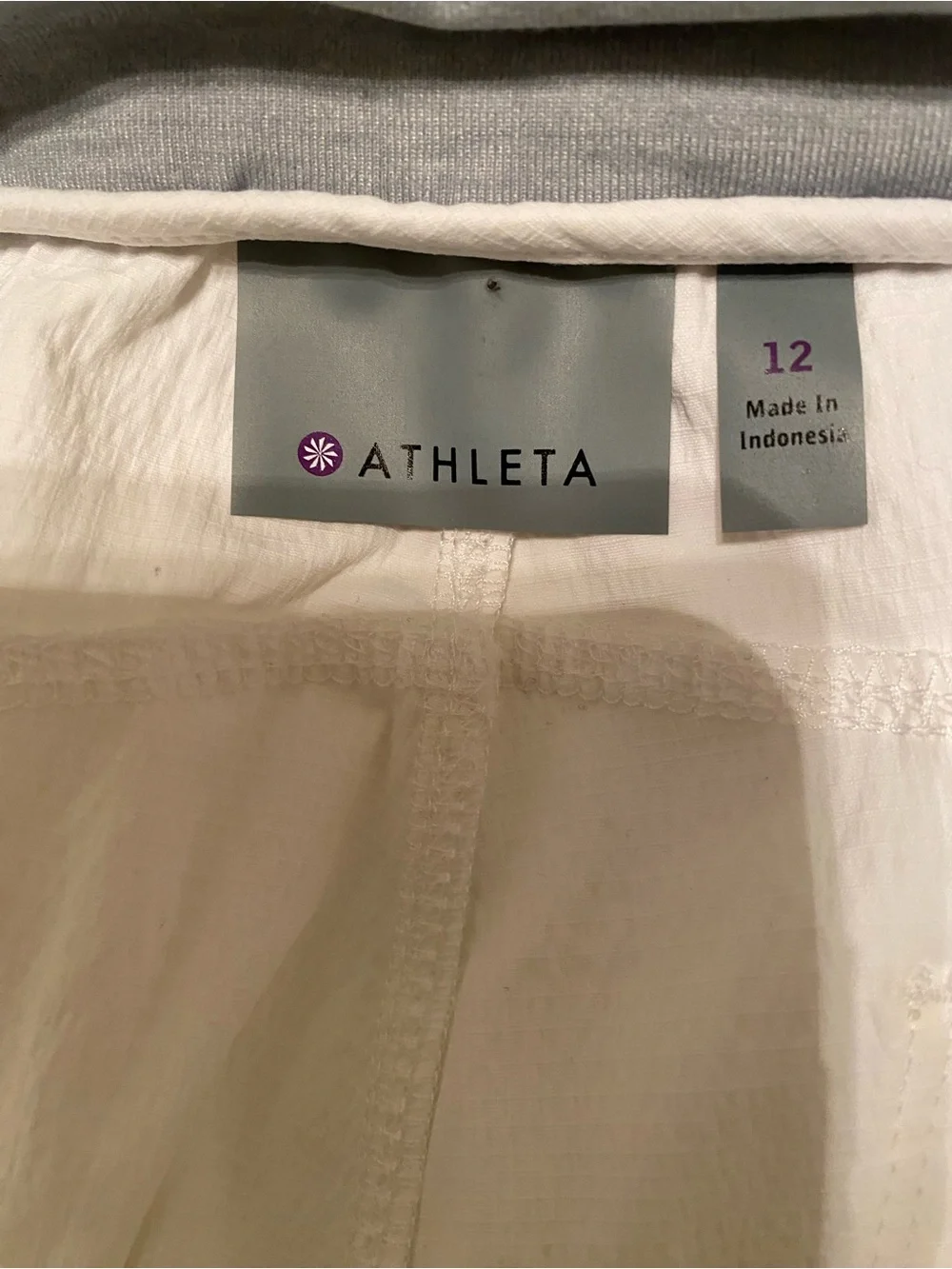 Athleta White Cargo Trekkie Shorts 2.0 with Stretch, Flap Pockets Front Zip - Picture 4 of 7